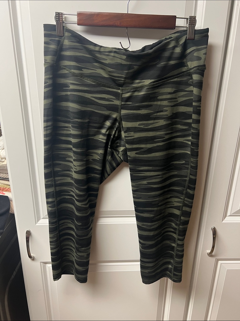 Old Navy Womens Olive Camo Capri Leggings, XL